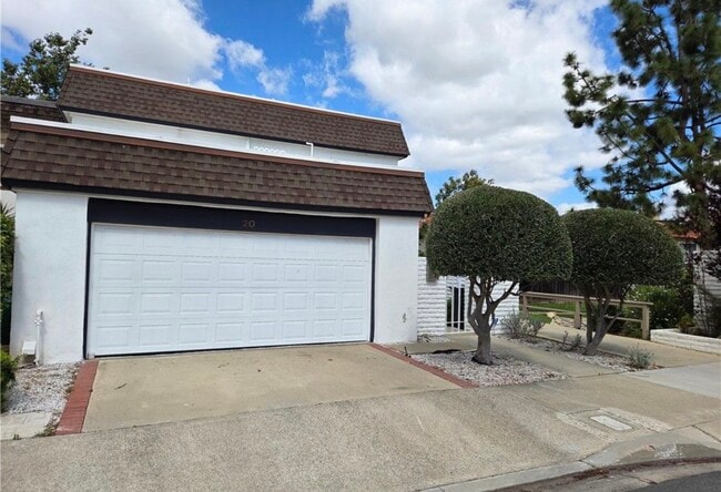 Building Photo - 20 Senisa