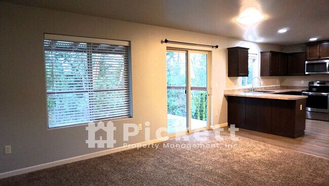 Building Photo - 4 Bedroom Home Nestled between Bremerton a...