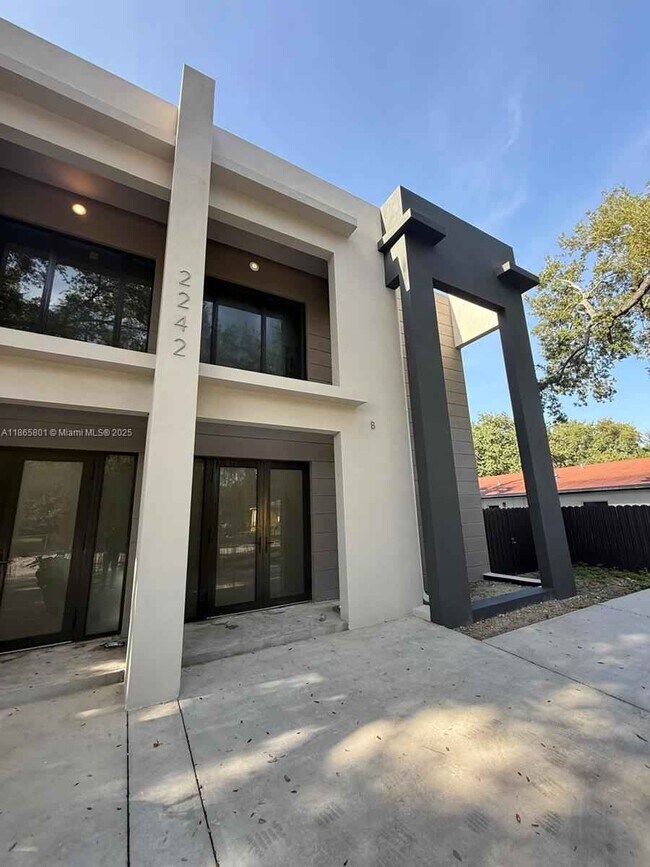 Foto del edificio - Northwest 99th Terrace, Miami, FL 33147 - 4 BR 3 BA townhouse