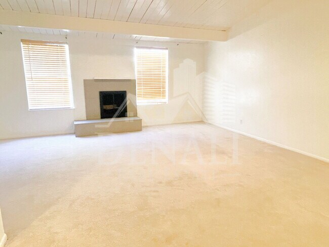 Building Photo - 3750 N Country Club Rd