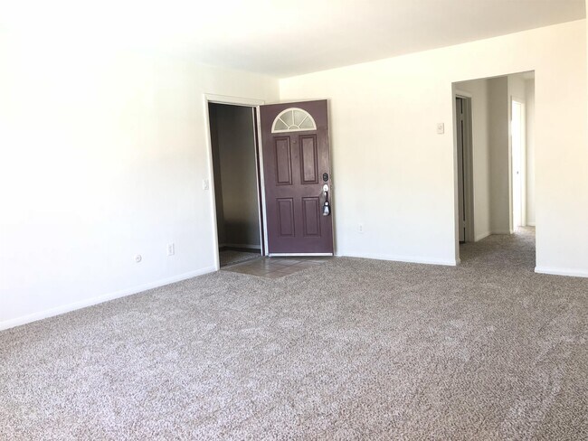 Building Photo - 1420 Hilltop Dr