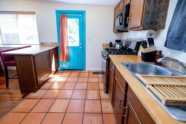 Foto del edificio - Modern Comfort with Fireplace & Yard | 2BR...