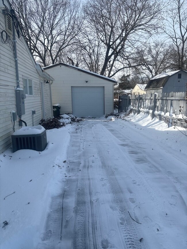 Foto del edificio - 4 bedroom 1 bath market rent and section 8