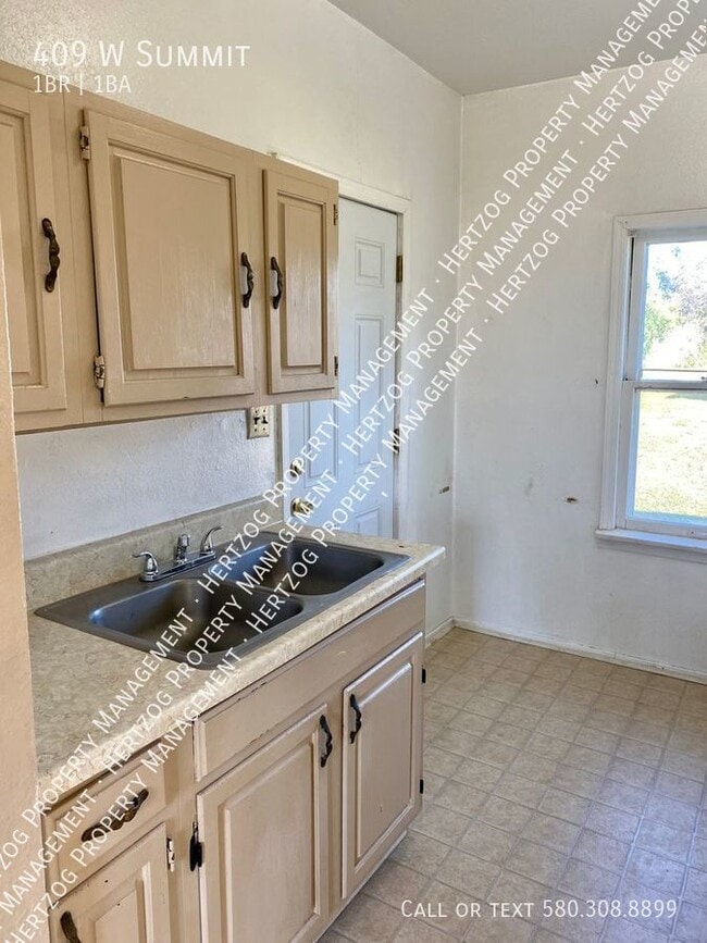 Building Photo - 409 W Summit-