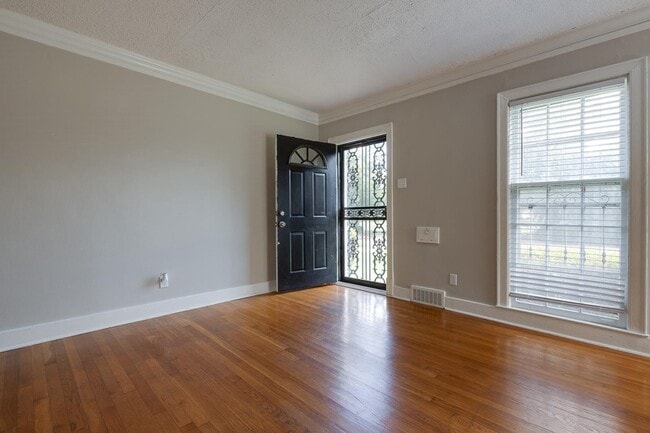 Building Photo - 2056 Jackson Ave