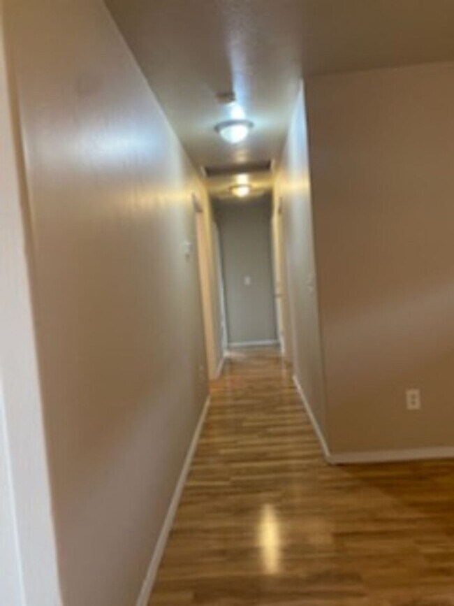 Building Photo - 2133 Poplar Dr