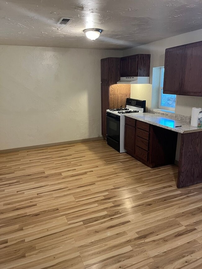Foto del edificio - 3 Bed 1 Bath Downstairs unit.