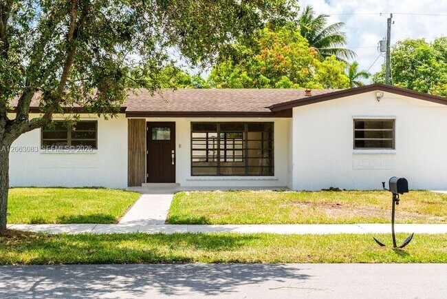Foto del edificio - 19390 Whispering Pines Rd