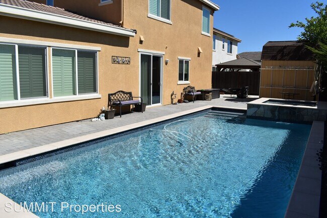Foto del edificio - 4 br, 3.5 bath House - 460 Salisbury Circle