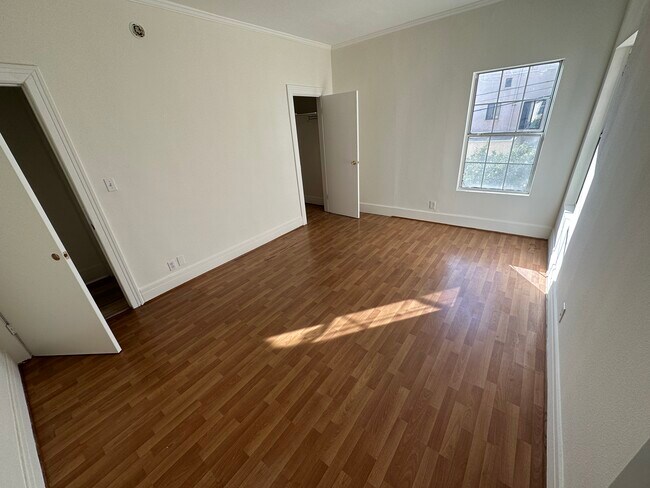 Foto del edificio - 331 N Mariposa Ave