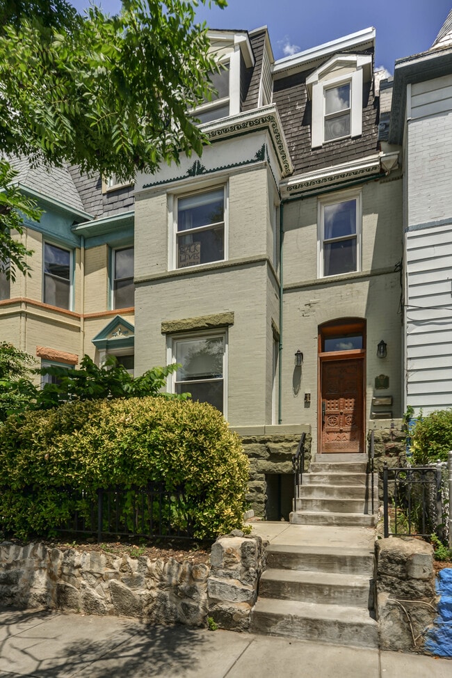52 Q street - 52 Q St NE