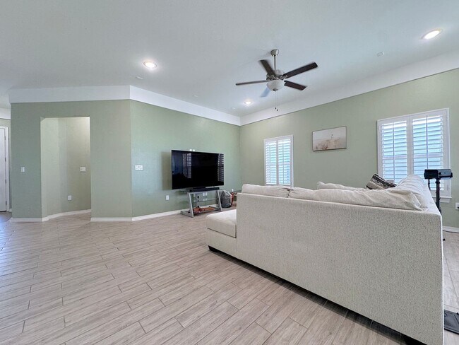 Foto del edificio - 14936 John McNeely Ave