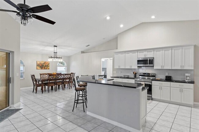 Foto del edificio - 61 Farmsworth Dr