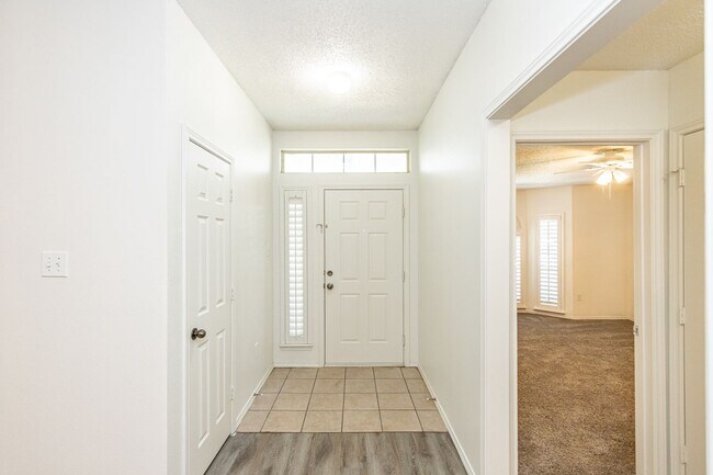 Building Photo - Large 3 Bedroom plus office with Move in S...