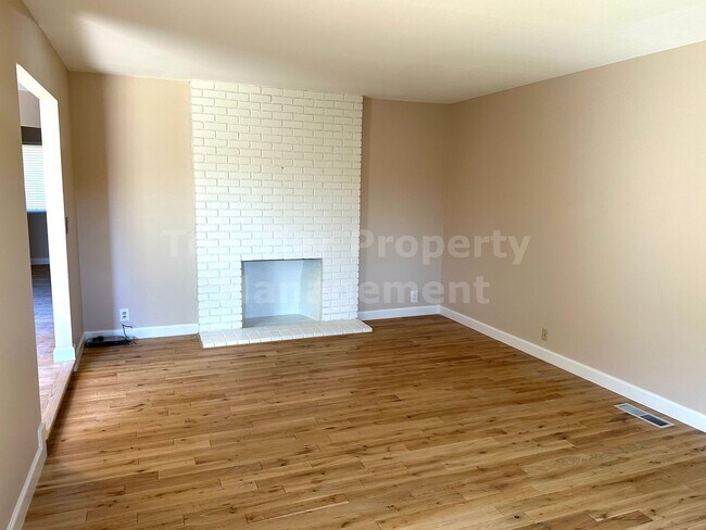 Foto del edificio - Beautiful 5 Bed, 2 Bath, 2,066 Sqft Pleasa...