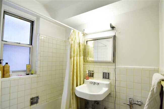 Building Photo - 404 E 66th St