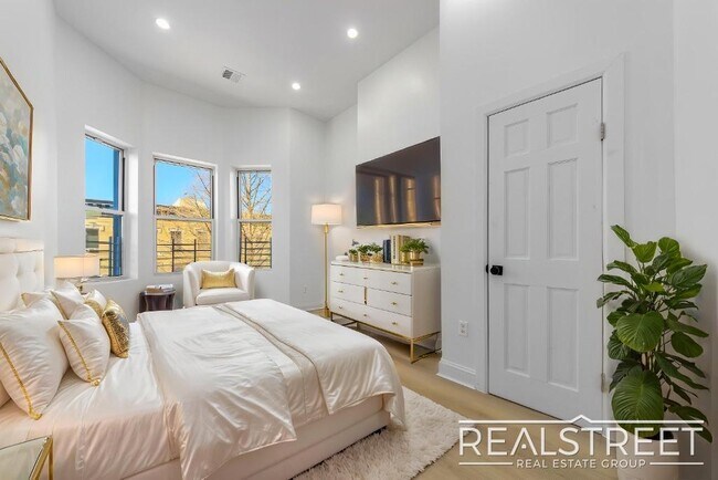 Foto del edificio - Newly Renovated Spacious 4 Bed 2 Bath in Bed Stuy!