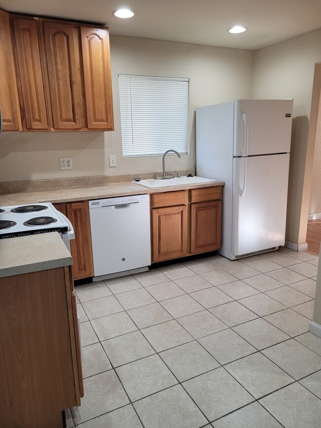 Building Photo - 301 N Greenbriar Rd