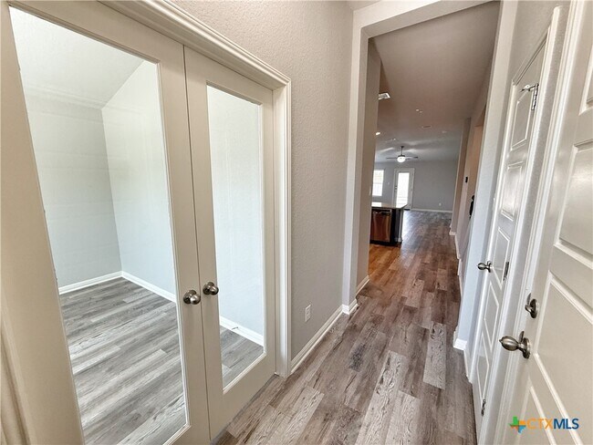 Building Photo - 8819 Straight Oaks
