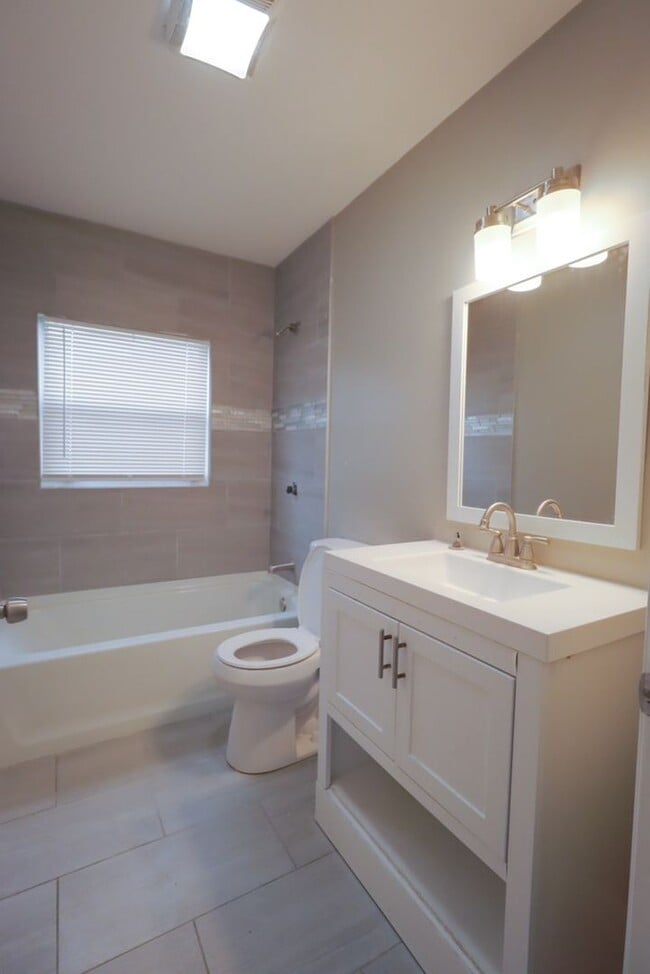 Building Photo - Charming Newly Updated 3 Bedroom Home