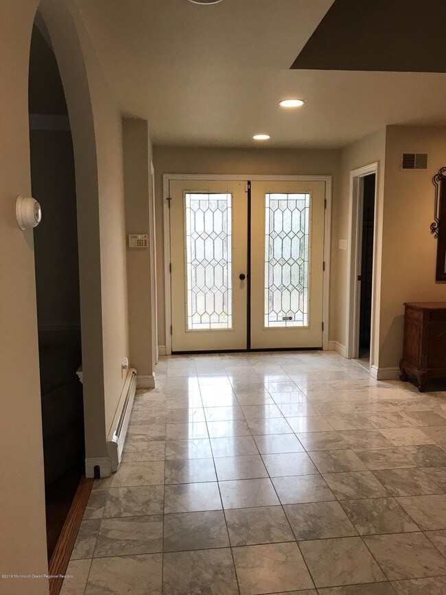 Building Photo - 2 Lakeview Dr