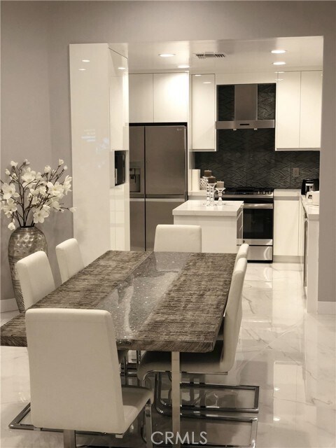 Foto del edificio - 2256 Montrose Ave