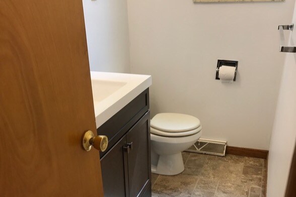 medio baño recientemente remodelado - 722 James St