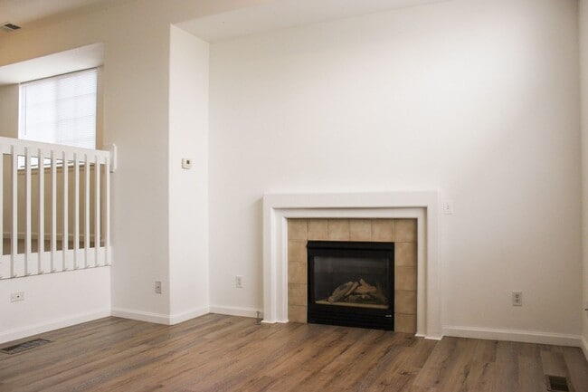 Building Photo - Gorgeous 3 bed/2.5 bath townhome in Welby ...