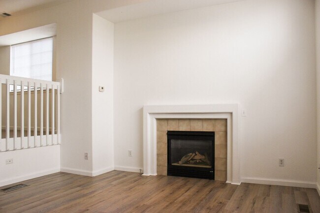 Foto del edificio - Gorgeous 3 bed/2.5 bath townhome in Welby ...