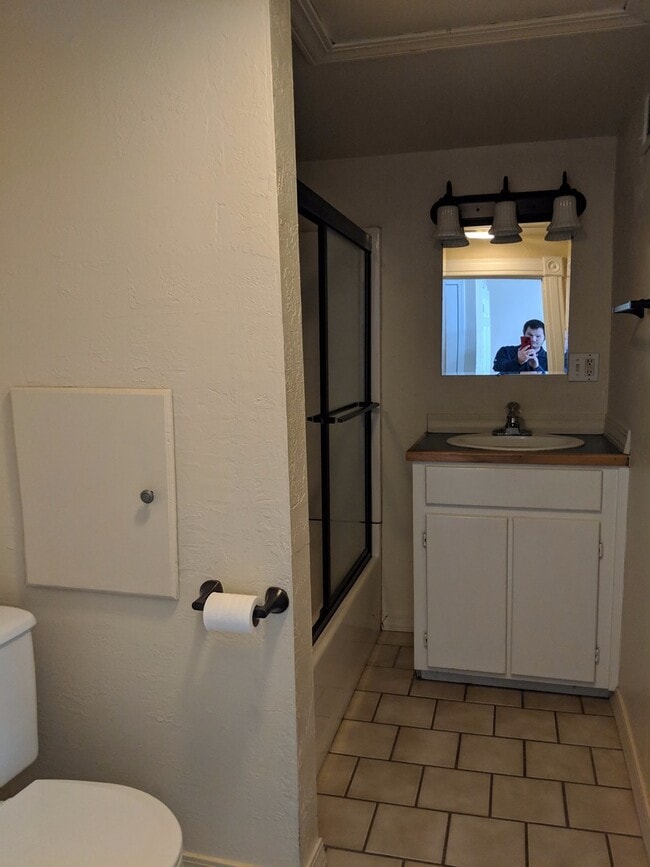 Building Photo - One Bedroom Loft Apartment Available in Hi...