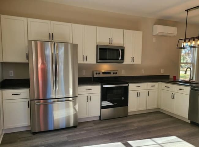 Building Photo - CASTLEY HAYNE - Charming Craftsman style bungalow!