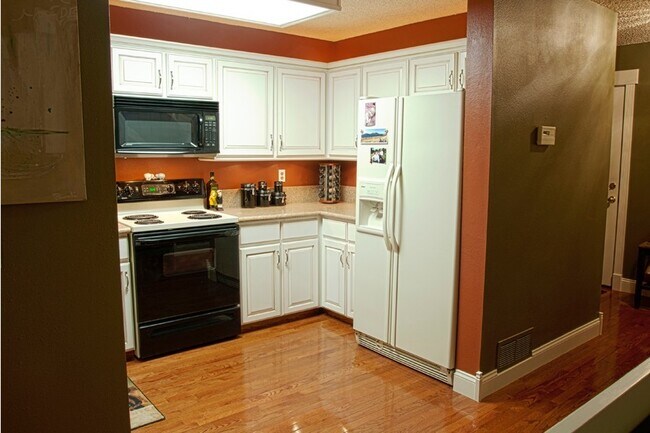 Foto del edificio - $0 DEPOSIT OPTION. CHARMING TWO-STORY TOWN...