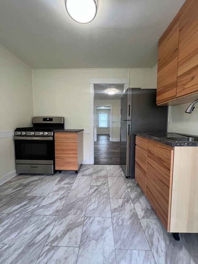 Building Photo - Updated 1BR Apartment