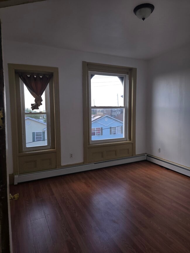 Bedroom with large viewing windows - 354 15th Ave