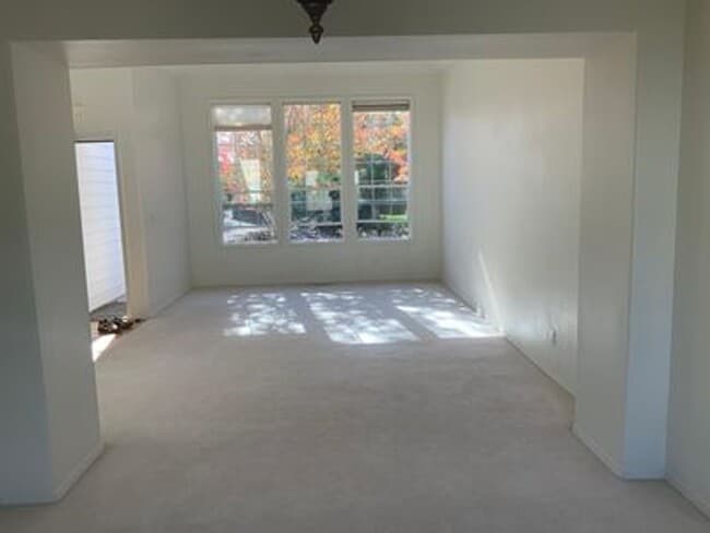 Building Photo - Beautiful Bethany Home with High Ceilings,...