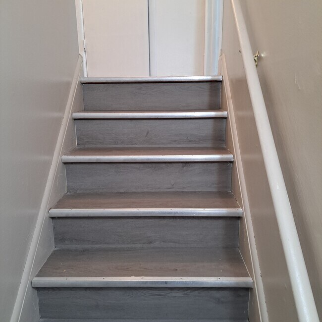 Escalera - 23756 Banbury Cir