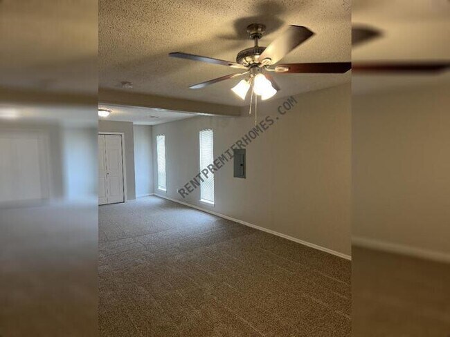 Foto del edificio - 8625 Lakeaire Dr