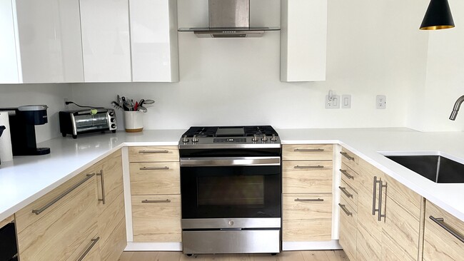 Building Photo - 411 10th Ave