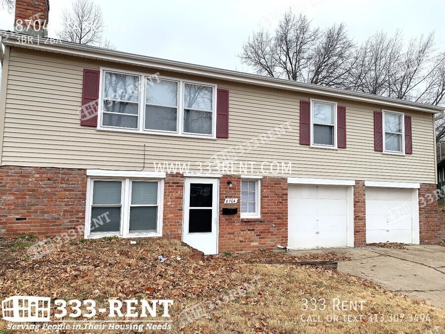 Primary Photo - HUGE House in Raytown For You and Your Fam...
