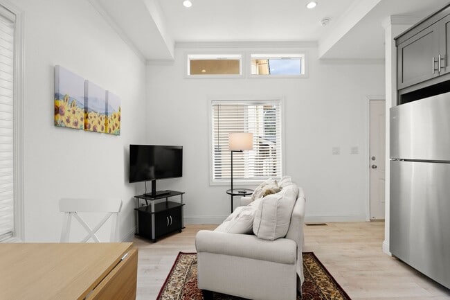 Building Photo - Thousand Oaks - One bedroom