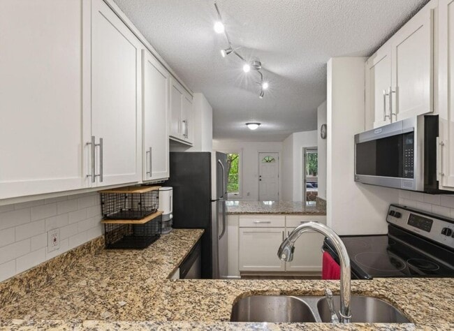 Building Photo - Newly Remodeled 2Bed 1Bath Townhome in Prior Lake!