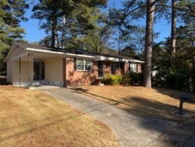 Building Photo - 3 Bedroom Newly Renovated Unit