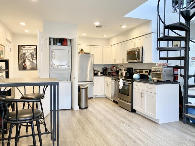 Building Photo - 316 Sixth Ave