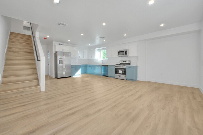 Building Photo - 5850 Vineland Ave