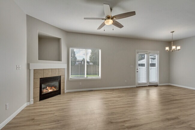 Sala de estar - 1643 W. Wynview Lane
