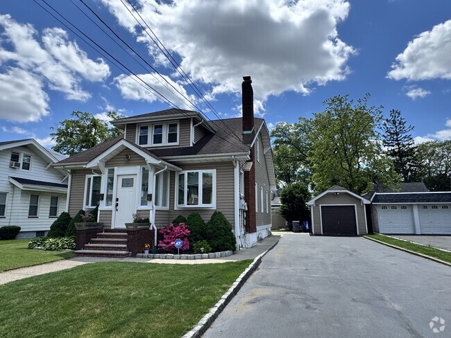 Building Photo - 41 Marinus St