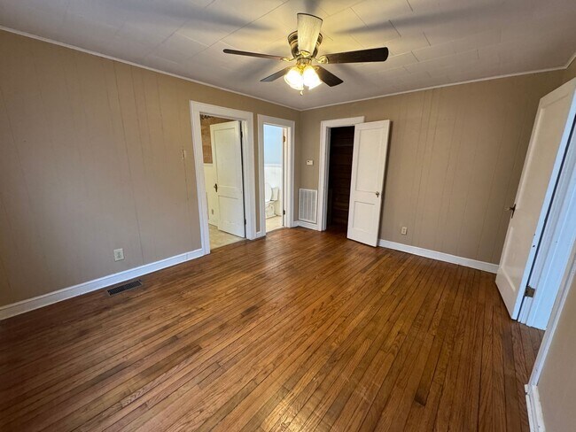 Building Photo - 402 N 8th St