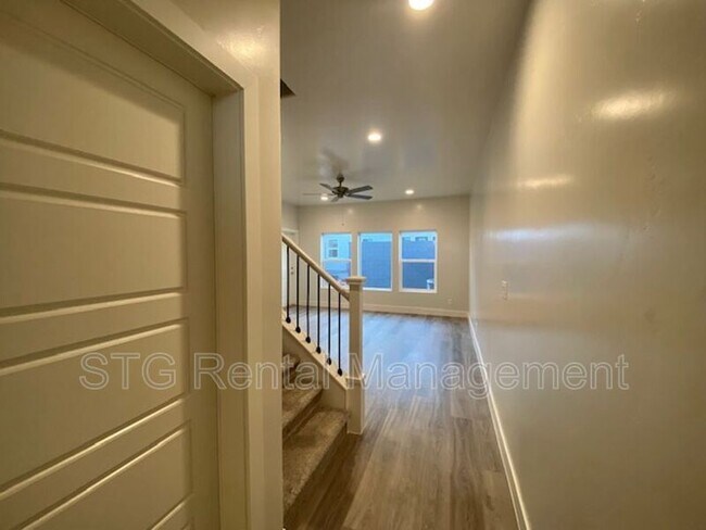 Building Photo - 3865 Platinum Dr