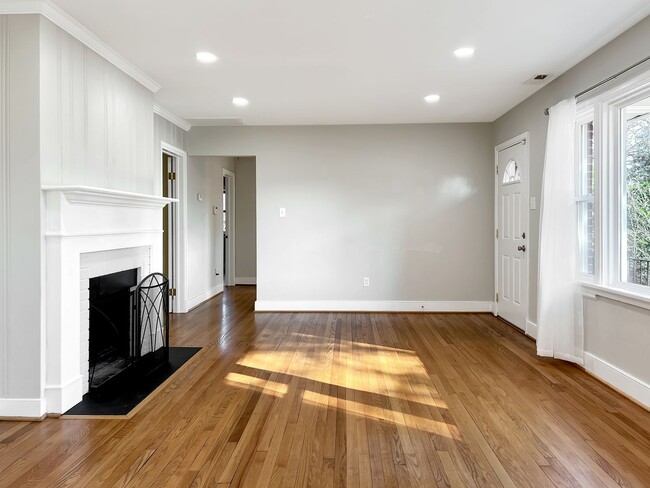 Building Photo - Contemporary 3 Bedroom, 1.5 Bathroom Ranch...