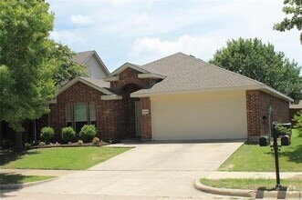 Building Photo - 2044 Lake Trail Dr